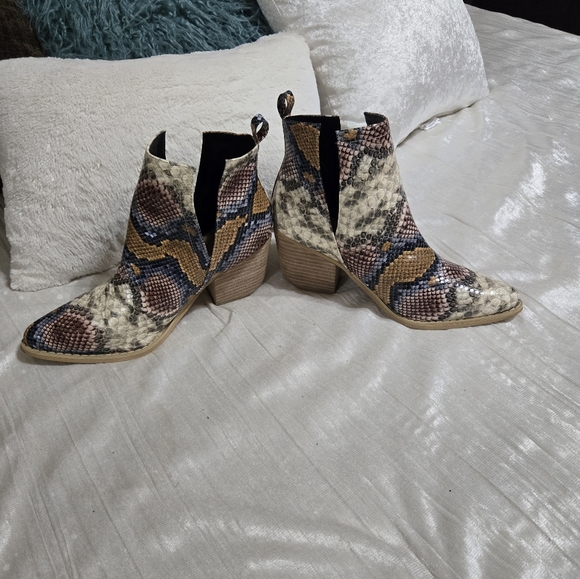 Stylish Snakeskin Ankle Boots By Arider girl Size 8. EUC Worn Once!! - Picture 2 of 8